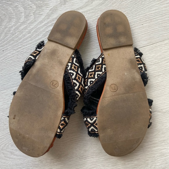 🦋 2/$20 Boho crossover slip-on sandals - Picture 3 of 4